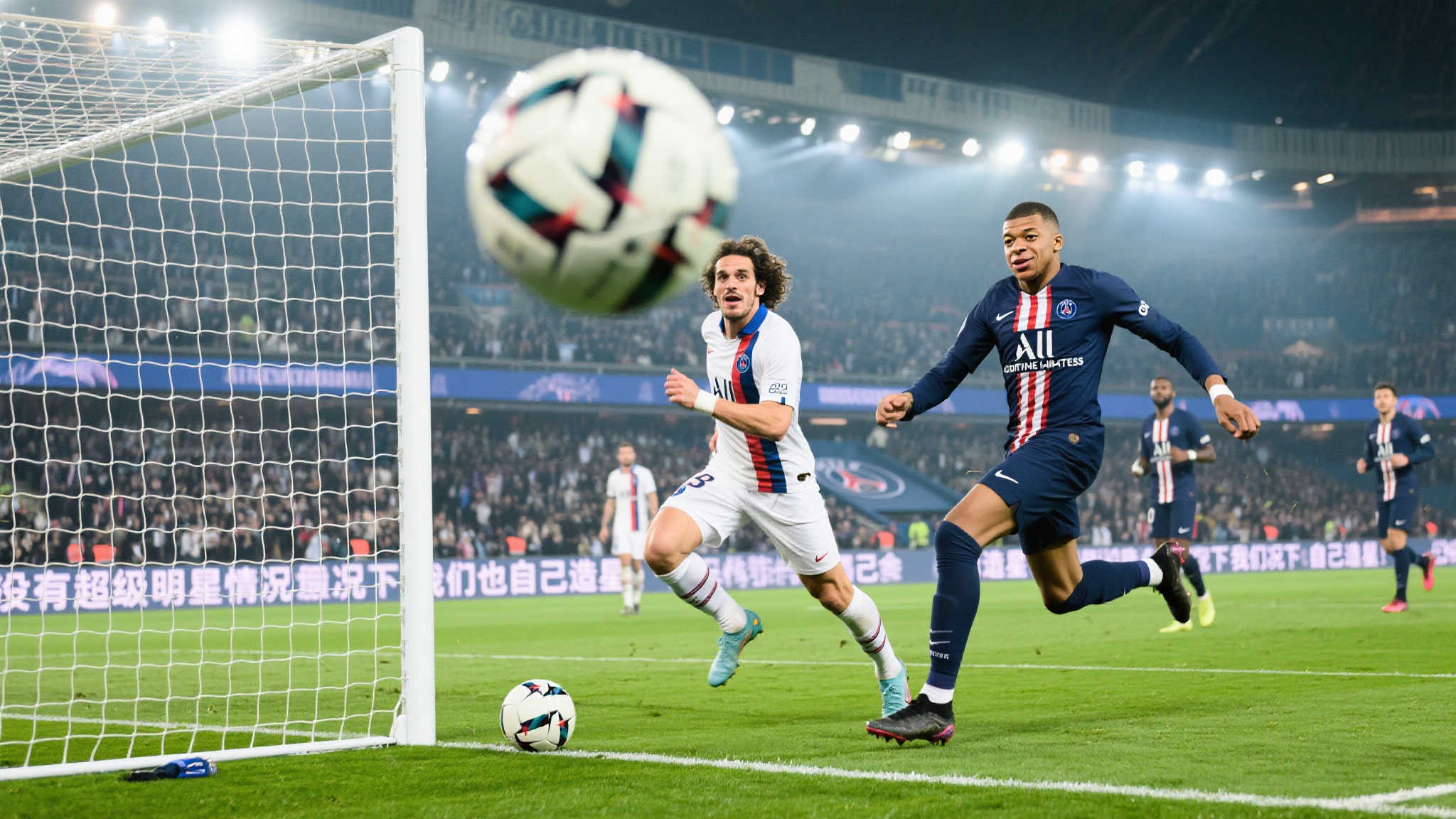 头牌缺席仍火力全开!大巴黎4-0复仇马竞,谁能阻挡? 比赛开局阶段,大卫路易斯率先利用角球机会制造威胁,