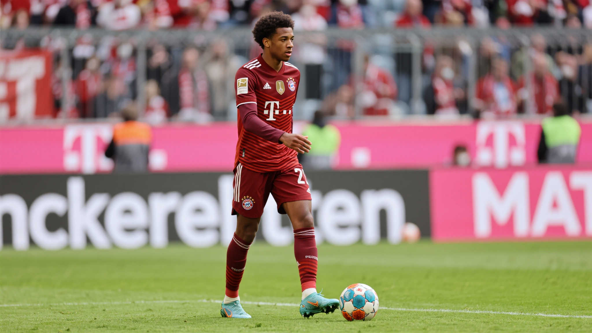 在足球世界中，年轻球星的每一次动态都能牵动无数球迷