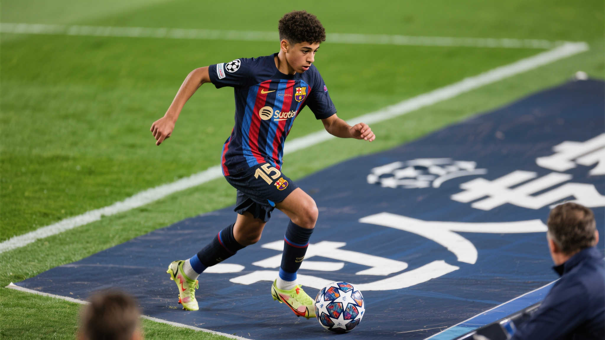 另一位话题人物则非来自西甲名队巴塞罗那的新晋天才拉